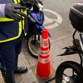 Rechazan a agente de tránsito que lanzó un cono de señalización a un motociclista