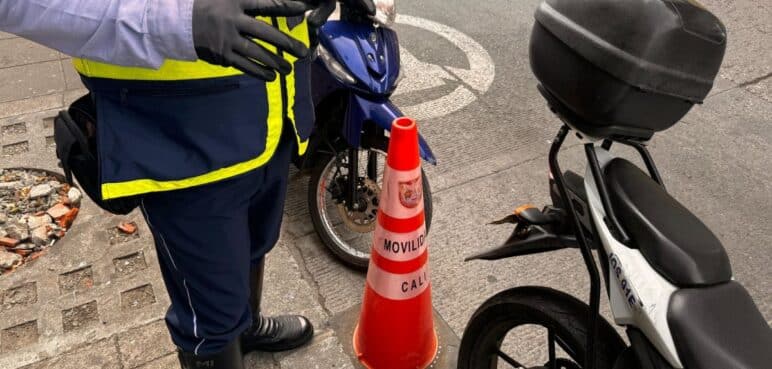 Rechazan a agente de tránsito que lanzó un cono de señalización a un motociclista