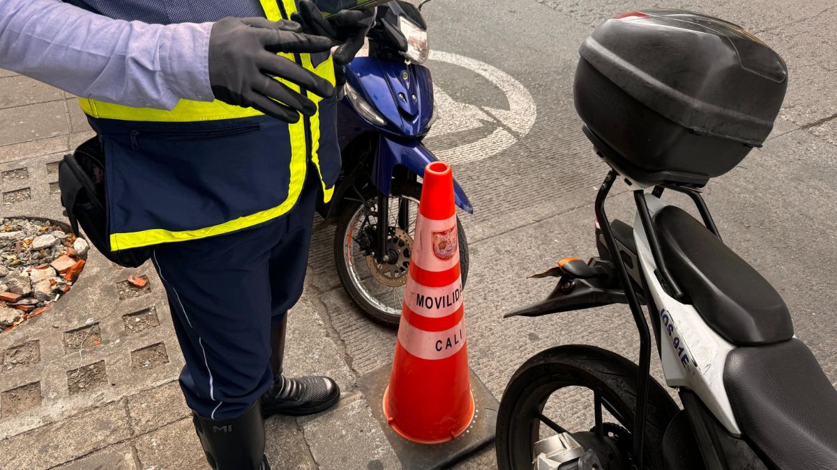 Rechazan a agente de tránsito que lanzó un cono de señalización a un motociclista