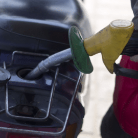 ¿Ahorra gasolina apagando la moto en los semáforos? Esto es lo que debe saber