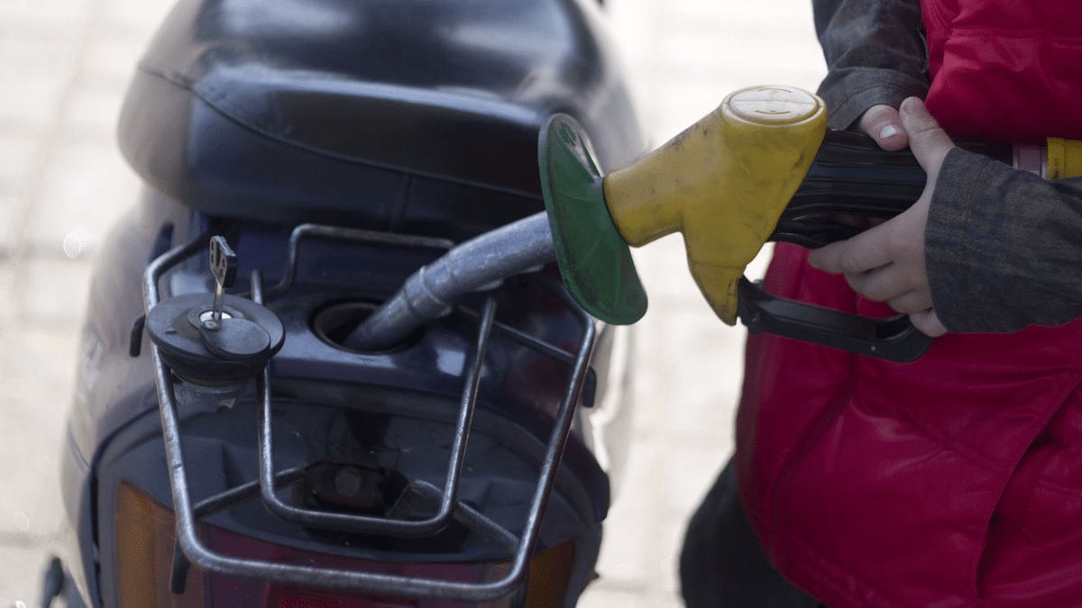 ¿Ahorra gasolina apagando la moto en los semáforos? Esto es lo que debe saber