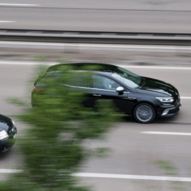 Evite multas y accidentes: En estas ocasiones no puede adelantar un vehículo en Colombia