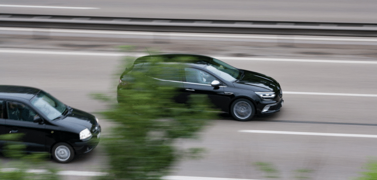 Evite multas y accidentes: En estas ocasiones no puede adelantar un vehículo en Colombia