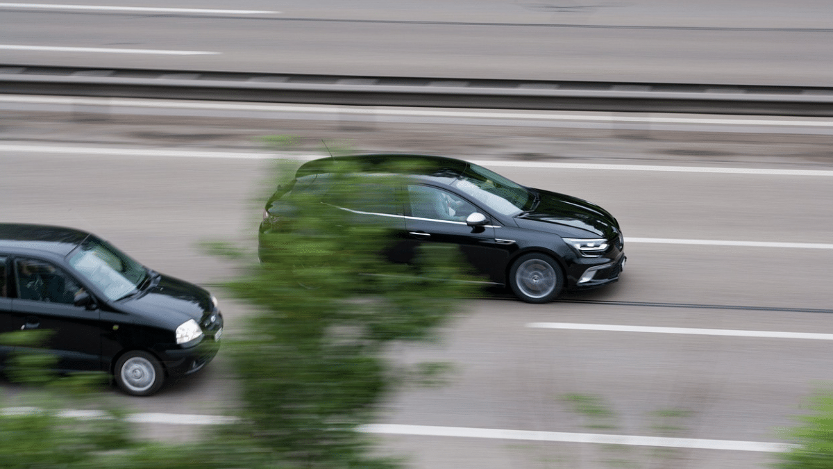 Evite multas y accidentes: En estas ocasiones no puede adelantar un vehículo en Colombia