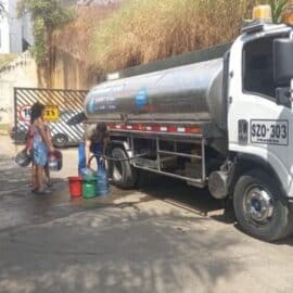 ¿Dónde están ubicados los carrotanques para suministrar agua en la comuna 20 de Cali?