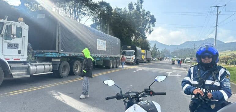 Paro de camioneros afecta las vías principales de Bogotá y la sabana