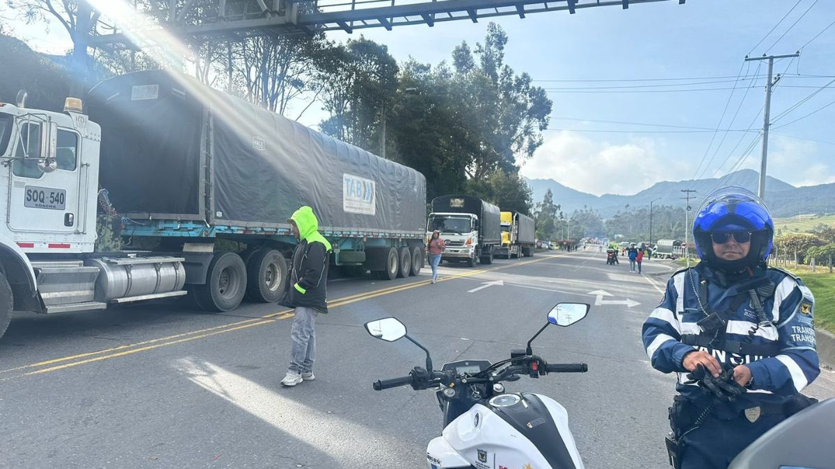 Paro de camioneros afecta las vías principales de Bogotá y la sabana