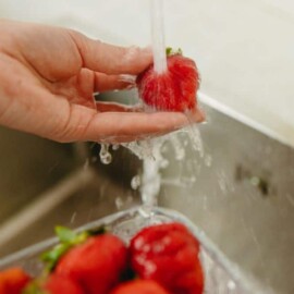 ¡Cuidado con los microbios! Cómo lavar las fresas correctamente en casa