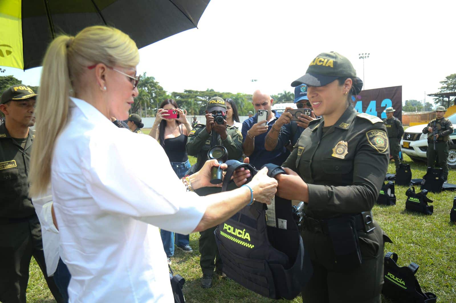 En el municipio de Jamundí, la gobernación departamental lideró la entrega de 465 chalecos antibalas para fortalecer la seguridad en el Valle el Cauca.