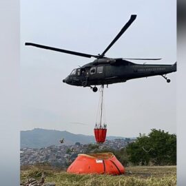 Con Bambi Bucket buscan combatir incendio en cerro de Cali