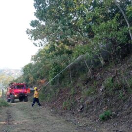 incendio forestal en el sector El Faro, vía Cristo Rey