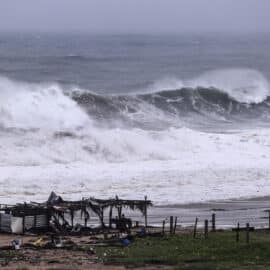 John se convierte de nuevo en huracán durante su avance hacia el sur de México