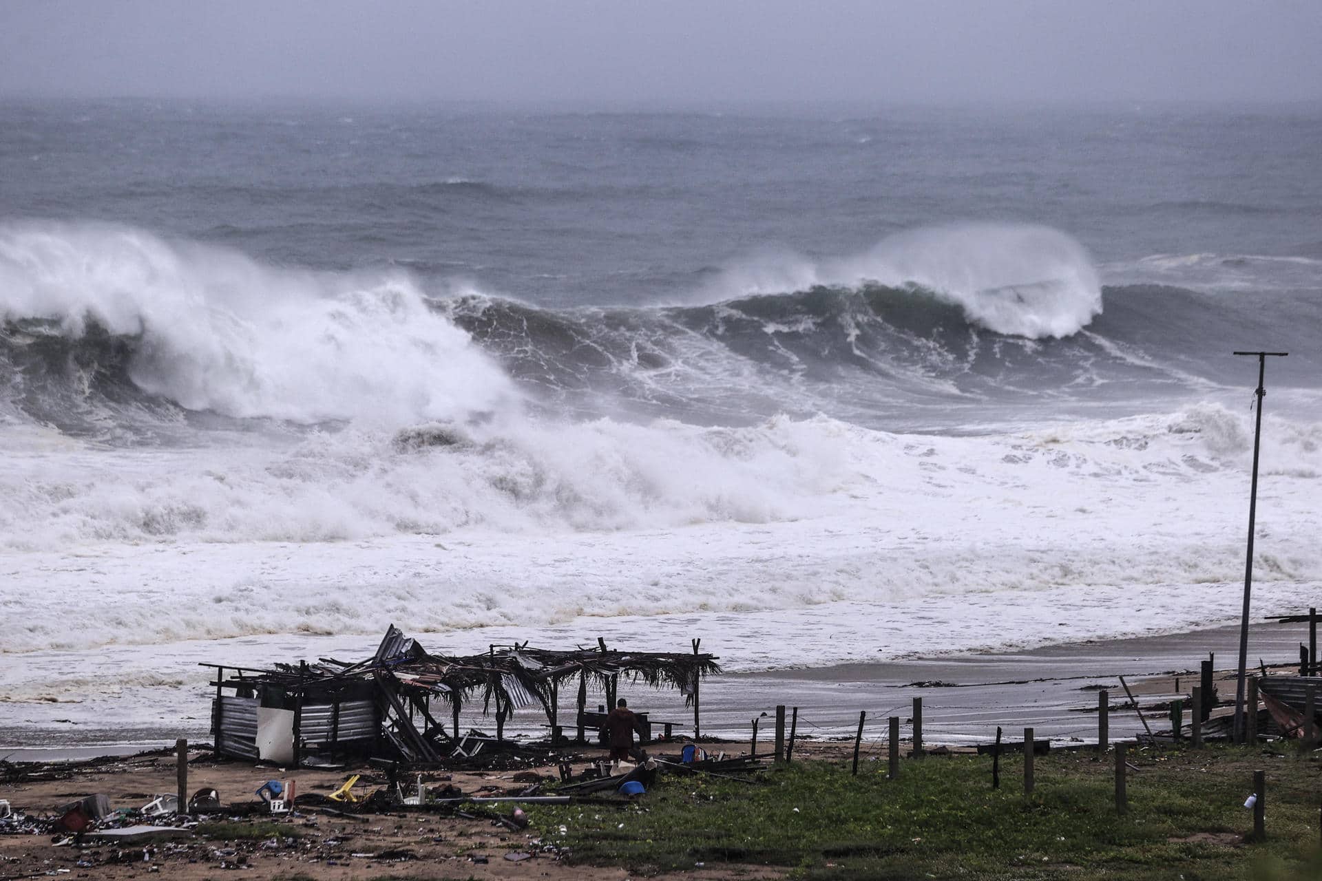 John se convierte de nuevo en huracán durante su avance hacia el sur de México