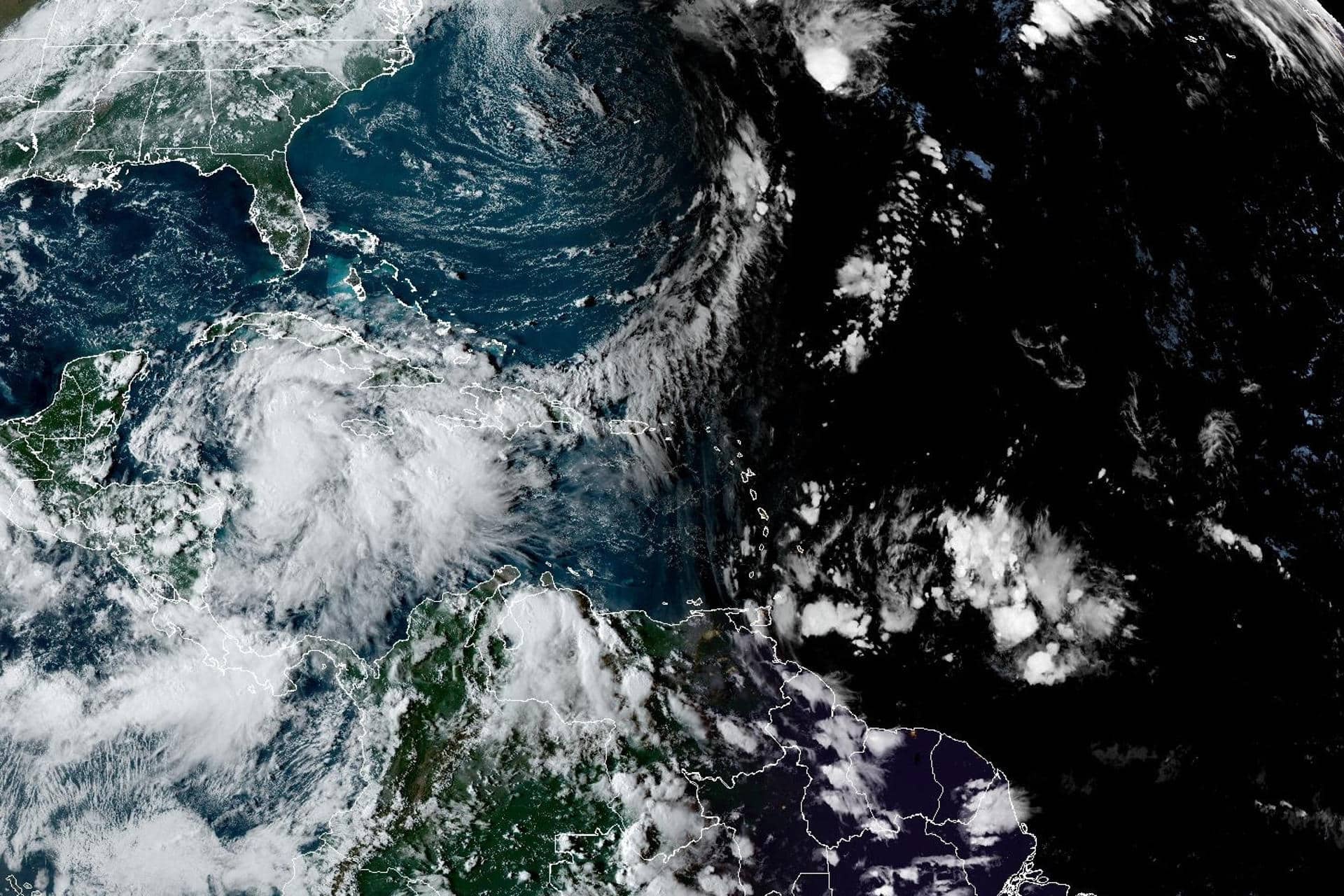 Tormenta Helene pasa frente a la península de Yucatán y tiene bajo alerta a la Florida