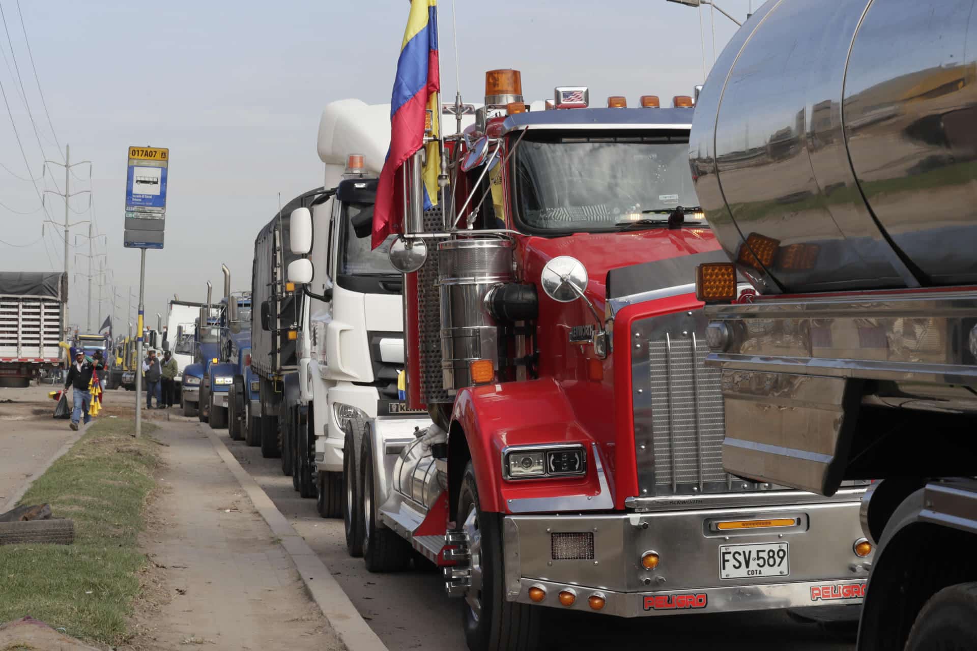 Camioneros bloquean principales vías del país por el alza del diésel: Varios departamentos afectados