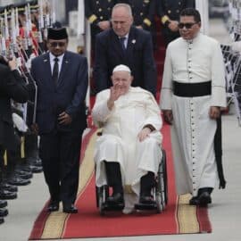 Cientos de personas oran por el complejo cuadro de salud del Papa Francisco