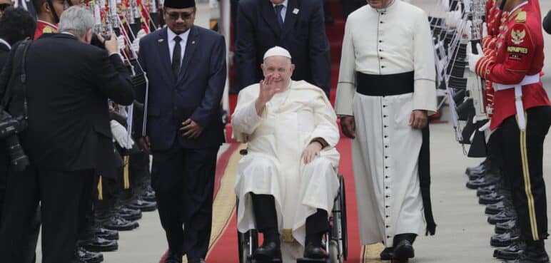 Cientos de personas oran por el complejo cuadro de salud del Papa Francisco