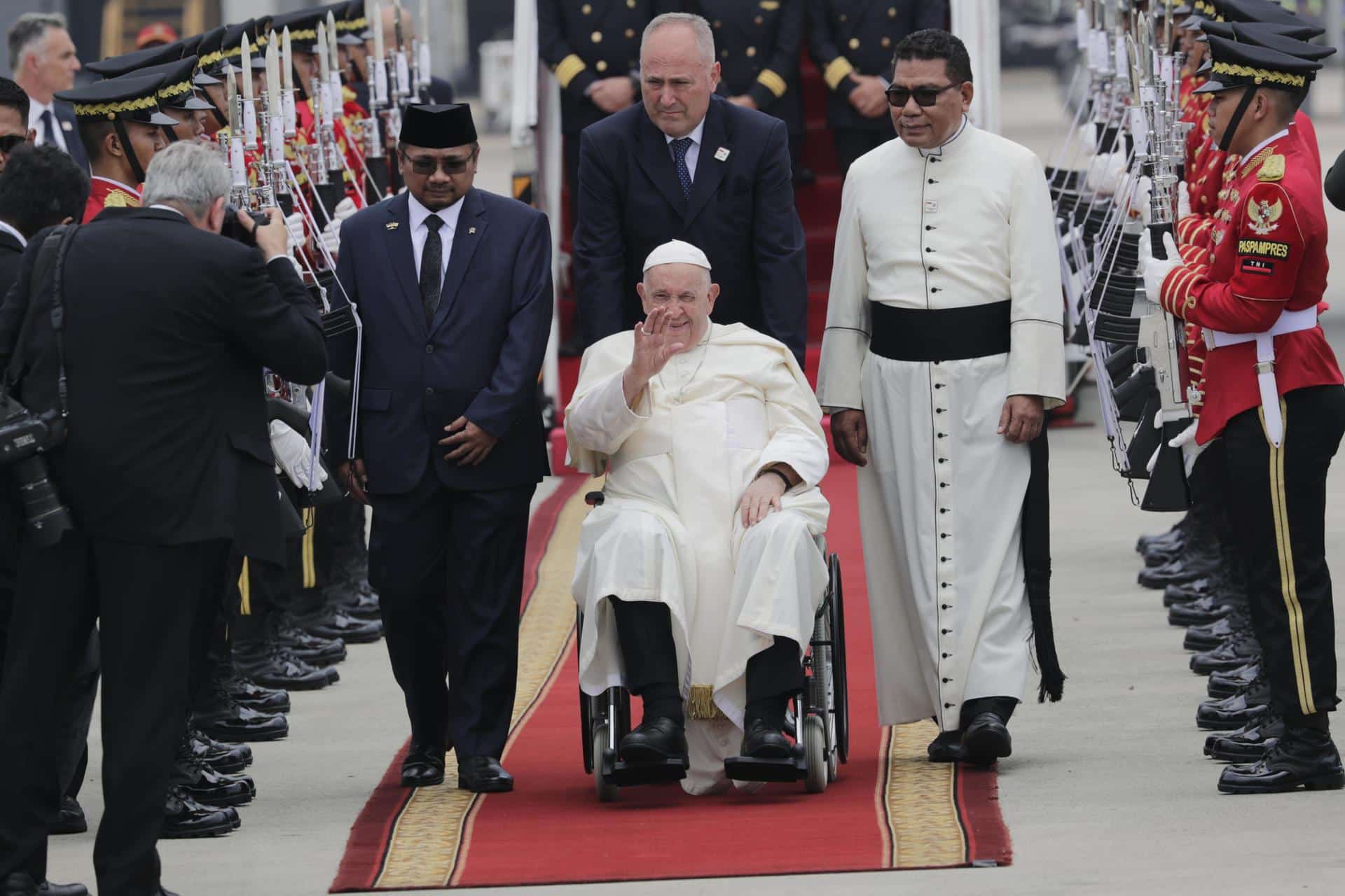 El Papa Francisco llegó al país con más musulmanes en el mundo, Indonesia.