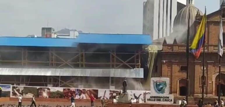 Atención: Reportan incendio en la iglesia de San Francisco, centro de Cali