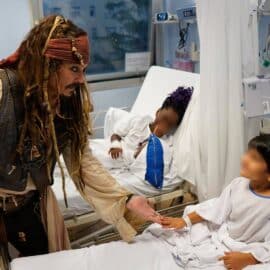 Johnny Depp sorprende a niños de un Hospital vestido como Jack Sparrow