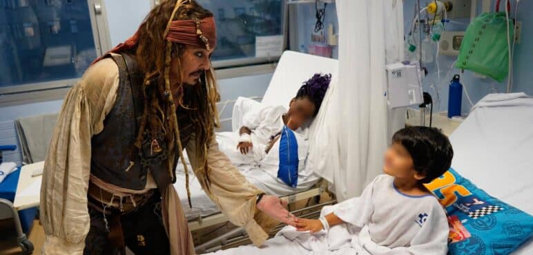 Johnny Depp sorprende a niños de un Hospital vestido como Jack Sparrow