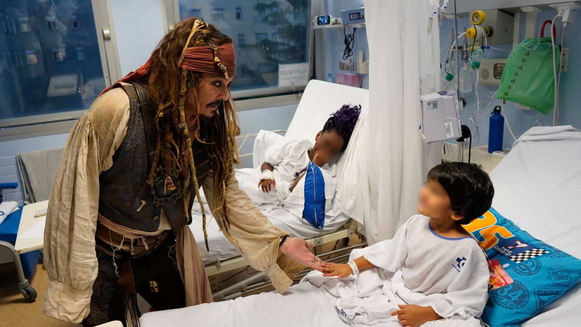 Johnny Depp sorprende a niños de un Hospital vestido como Jack Sparrow