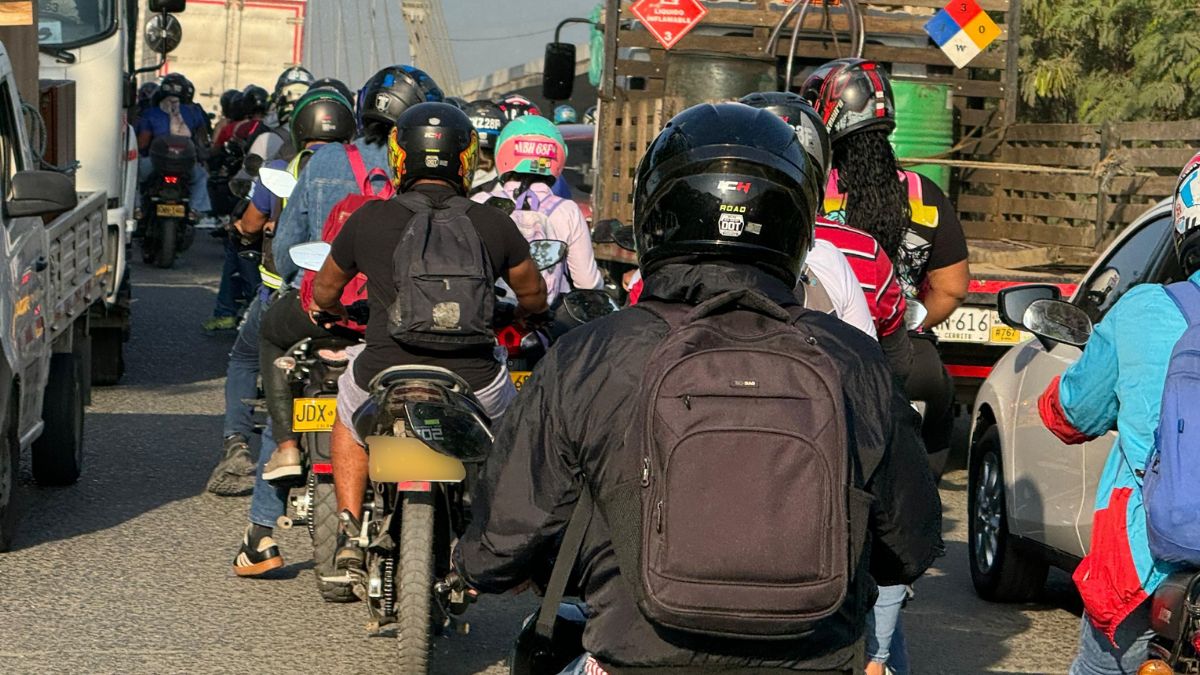 Líder de moteros en Cali pide diálogo tras intento de agresión de un agente de tránsito