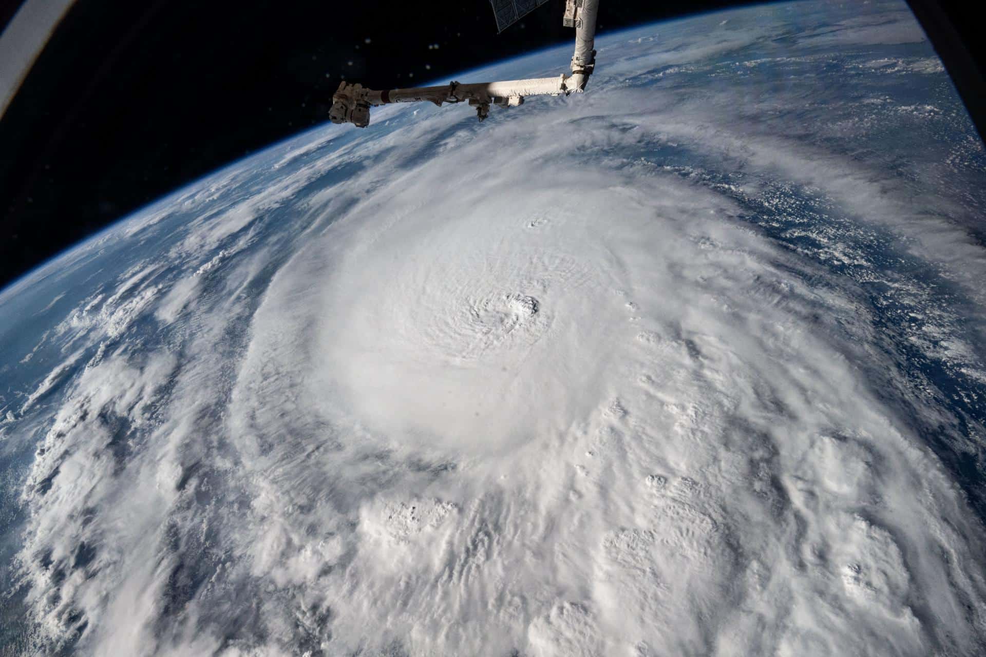 Milton sigue perdiendo intensidad y baja a categoría 3 en su llegada a Florida