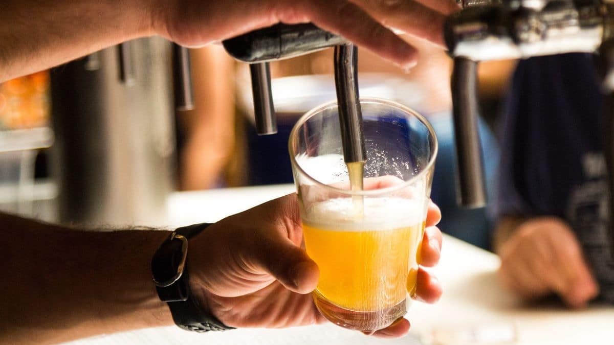 ¿Cuándo debería limitar el consumo de la cerveza? Estudio revela edad clave