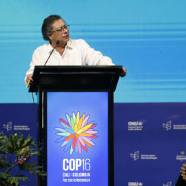 Presidente Petro atribuye al "colapso climático" las inundaciones en España