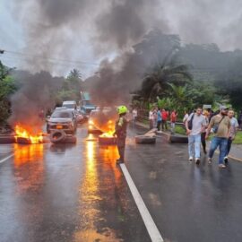 Se registra bloqueo en la vía Buenaventura por parte de comunidades indígenas