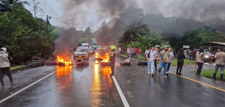Se registra bloqueo en la vía Buenaventura por parte de comunidades indígenas