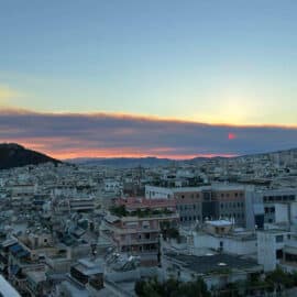 Grecia enfrenta devastador incendio por tercer día consecutivo