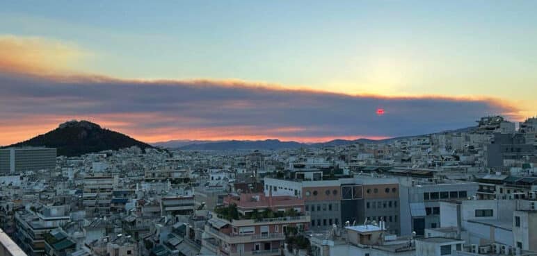 Grecia enfrenta devastador incendio por tercer día consecutivo