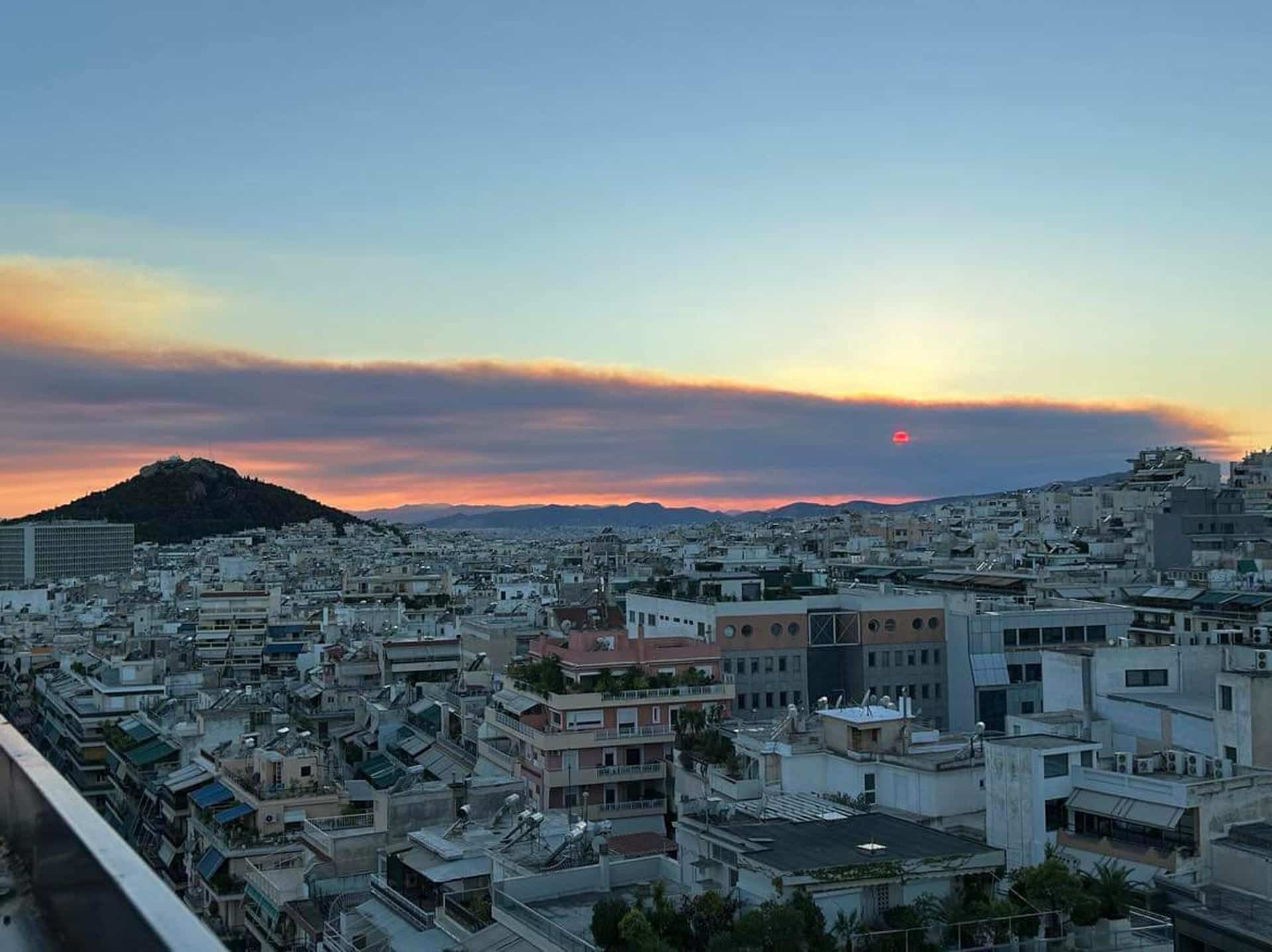 Grecia enfrenta devastador incendio por tercer día consecutivo