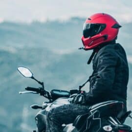 ¿Es legal hacerles modificaciones a los cascos de moto? Ojo con lo que dice la norma