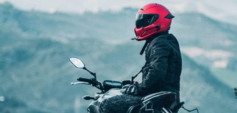 ¿Es legal hacerles modificaciones a los cascos de moto? Ojo con lo que dice la norma