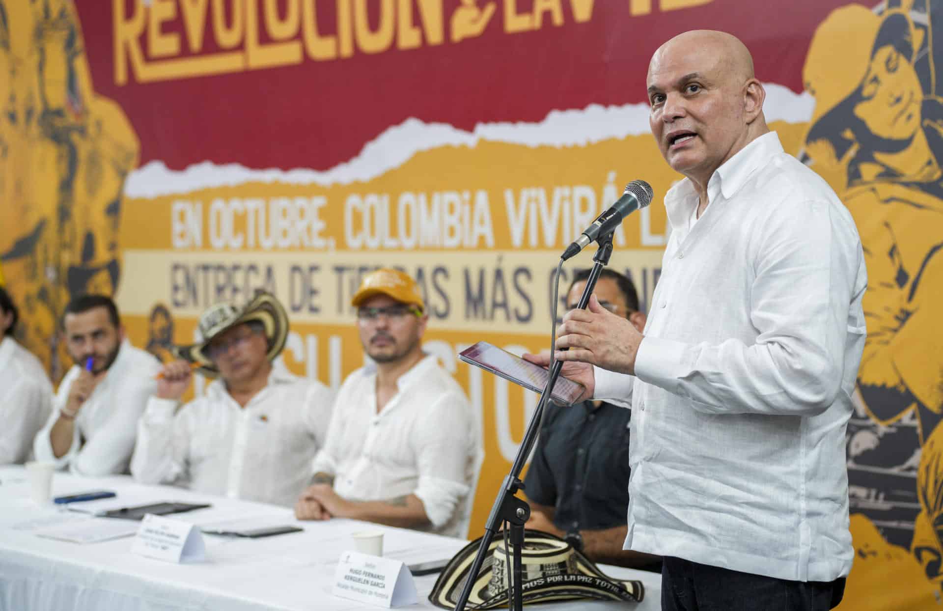 Petro propone una nueva mesa para cerrar el proceso de paz con los paramilitares