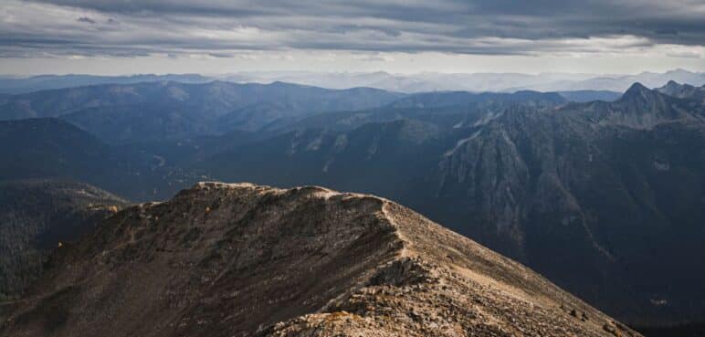 ¿Qué beneficios tiene Colombia al ser atravesada por tres cordilleras?