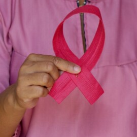 Estudio revela por qué aumenta el riesgo de cáncer de mama tras la menopausia