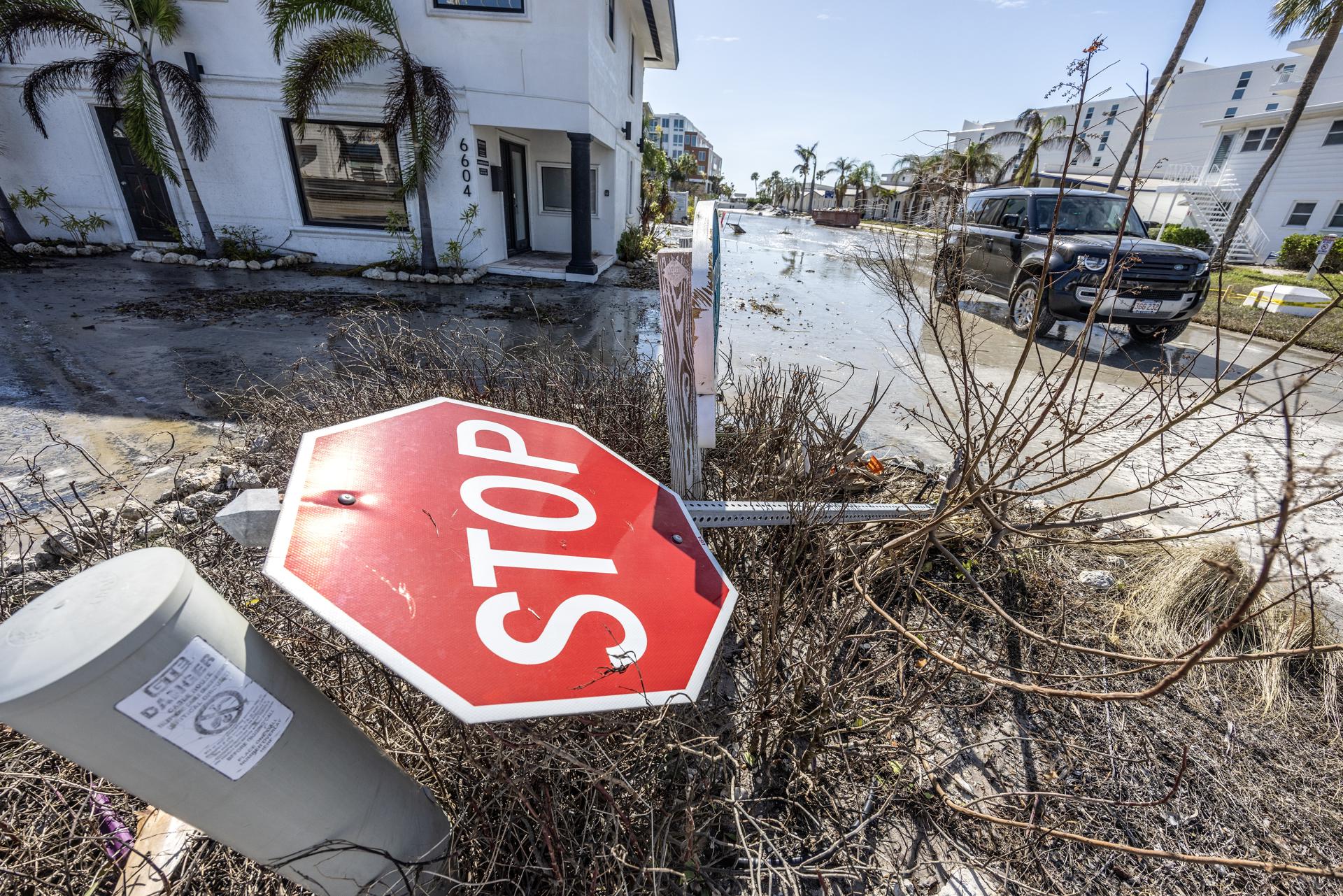 Sube el número de fallecidos por los tornados y el huracán Milton en Florida