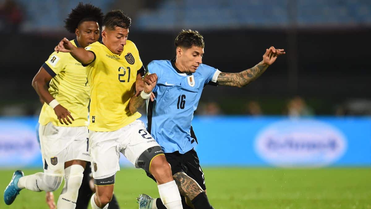 ¿Quién fue el artista que cantó el himno de Colombia ante Chile en las eliminatorias?