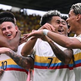 ¿Quién fue el artista que cantó el himno de Colombia ante Chile en las eliminatorias?