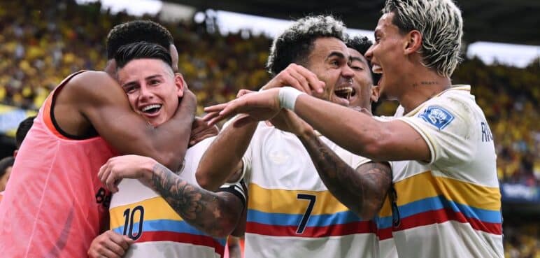 ¿Quién fue el artista que cantó el himno de Colombia ante Chile en las eliminatorias?