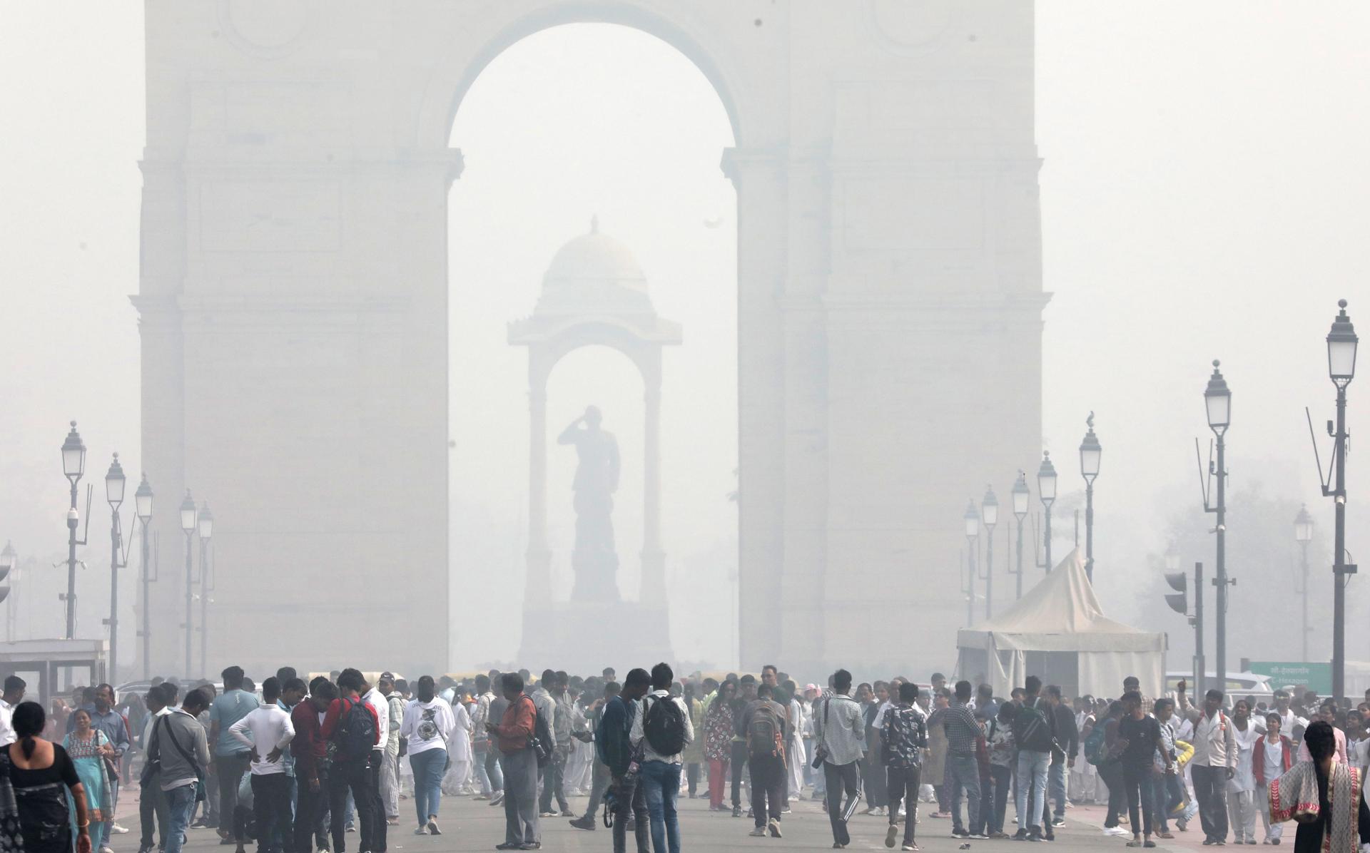 Niebla tóxica en Nueva Delhi provoca cancelaciones de vuelos debido a la baja visibilidad
