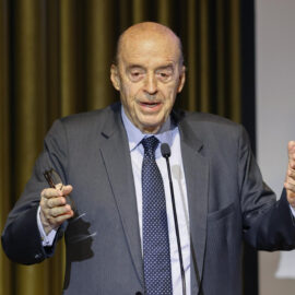 Inhabilitan por 10 años al excanciller Álvaro Leyva por caso de licitación de pasaportes