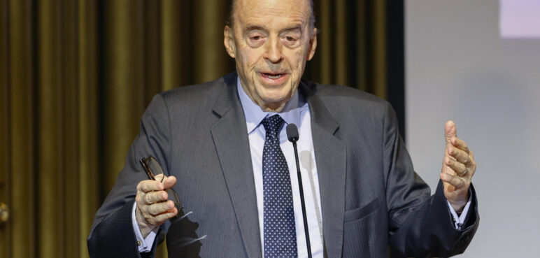 Inhabilitan por 10 años al excanciller Álvaro Leyva por caso de licitación de pasaportes
