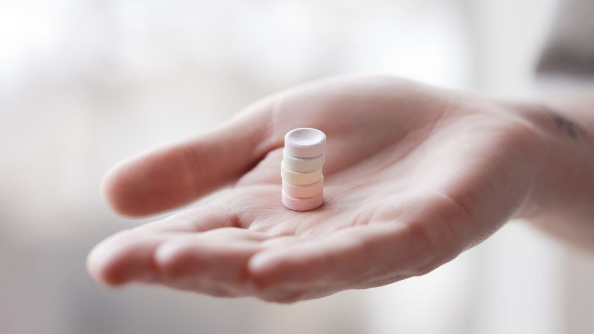 medicamentos en mano de paciente.
