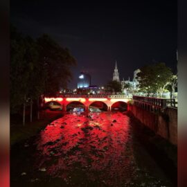 Cali homenajea a los Bomberos Voluntarios iluminando de rojo sus monumentos icónicos