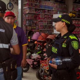 Operativos de la Policía en el Centro de Cali intentan prevenir el contrabando, experto analiza
